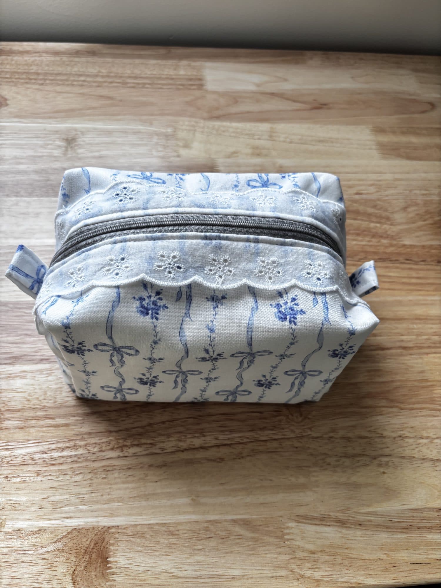 Lacy Boxy Travel Bag, Blue Bows White trim