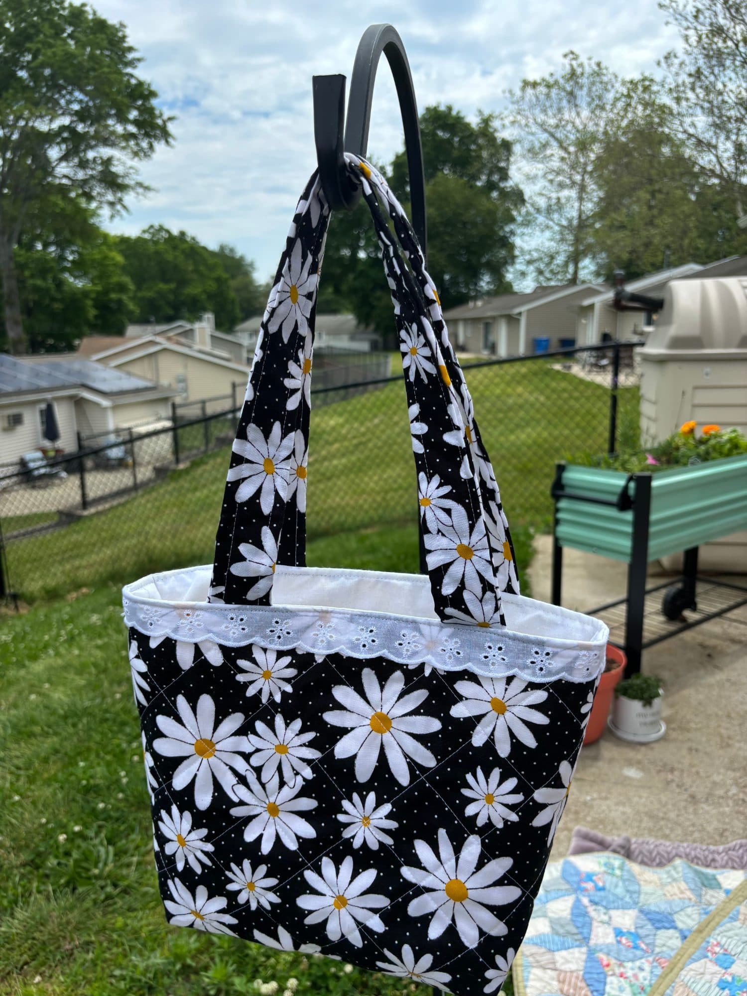 Daisy tote exterior